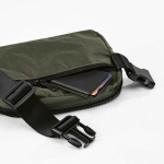 Waterbestendige heuptas van gerecycled nylon met achtervak 1,5 L kleur donkergroen gedetailleerde weergave