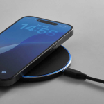 Magnetische draadloze oplader van gerecycled aluminium, USB-C 15 W kleur zwart gedetailleerde weergave