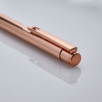 Metalen pen met glanzend gepolijste afwerking, clip en blauwe inkt kleur rose gold