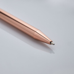 Metalen pen met glanzend gepolijste afwerking, clip en blauwe inkt kleur rose gold