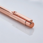 Metalen pen met glanzend gepolijste afwerking, clip en blauwe inkt kleur rose gold