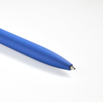 Gerecyclede aluminium pen met rubbercoating, clip en blauwe inkt kleur koningsblauw