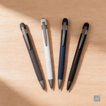Aluminium balpen met rubbercoating en reliëfdetails, blauwe inkt kleur donkergrijs