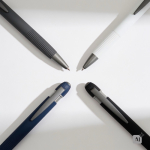 Aluminium balpen met rubbercoating en reliëfdetails, blauwe inkt kleur donkergrijs