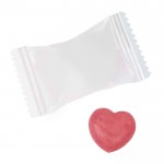 Hartvormig hard snoepje met kersensmaak kleur wit