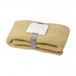 Gebreide deken van gerecycled polyester met label en lint kleur beige