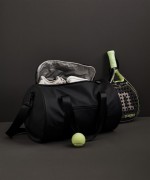 Reis- of sporttas met logo, inclusief verstelbare draagriem kleur zwart fotografie weergave