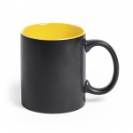 Zwarte koffiemokken met laserlogo kleur geel