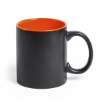 Zwarte koffiemokken met laserlogo kleur donker oranje