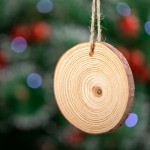 Houten kerstornament met logo kleur hout tweede weergave