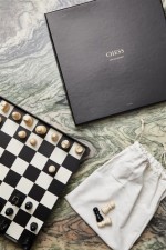 Bedrukt schaakspel met houten schaakstukken kleur zwart fotografie weergave