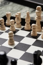Bedrukt schaakspel met houten schaakstukken kleur zwart tweede fotografie weergave