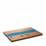 Snijplank bedrukken van acaciahout met blauw epoxyharsdetail weergave met bedrukking