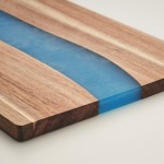 Snijplank bedrukken van acaciahout met blauw epoxyharsdetail kleur hout foto bekijken derde weergave