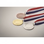 IJzeren medaille met driekleurig lint van blauw, wit en rood kleur goud foto bekijken vierde weergave
