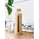 Glazen fles met logo en maataanduiding kleur hout luxe weergave