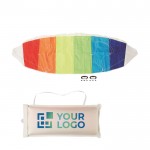 Promotionele vlieger met regenboogdesign weergave met jouw bedrukking