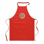 Corporatieve keukenschorten voor bedrijven kleur rood vierde weergave met logo