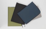 Stijlvolle minimalistische laptophoes kleur marineblauw omgevingsweergave