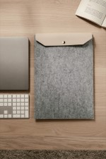 Laptophoes van gerecycled vilt met sluitflap 17” kleur grijs