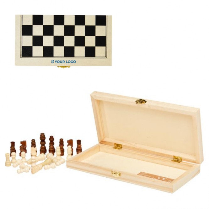 Schaakspel gepresenteerd in een koffer met houten stukken