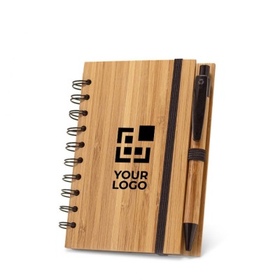 A5 notitieboekje met pen en bamboe kaft weergave met jouw bedrukking