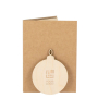 Kerstkaart met kerstbalornament en dennenzaadjes