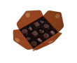 Doos met 12 melkchocolaatjes met koffievulling of pruimen kleur naturel
