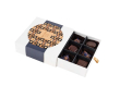 Doosje met 9 melkchocoladebonbons met koffievulling of pruimen kleur wit