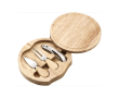 Kaassnijset met houten plank in ronde koffer kleur bruin