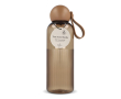 Effen plastic fles met ronde dop en draaglus 600 ml kleur camel