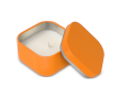 Plantaardige wax kaars met vanillegeur in vierkante metalen pot kleur oranje