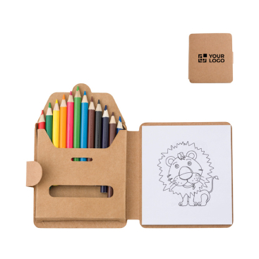 Kleurset van karton met kleurpotloden en kindertekeningen