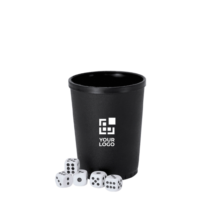 Dobbelspel met plastic dobbelbeker met ruwe textuur