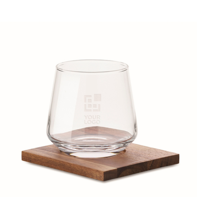 Korte glazen whiskyglas met acaciahouten onderzetters