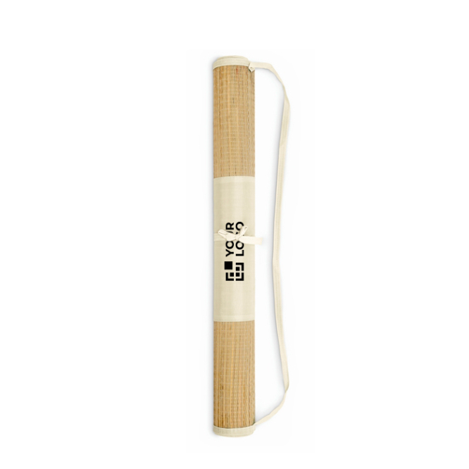 Oprolbaar strandmatje van natuurlijk stro met draagriem