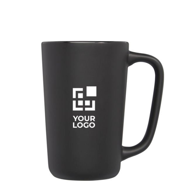 Grote keramische mok met een matte afwerking zwart