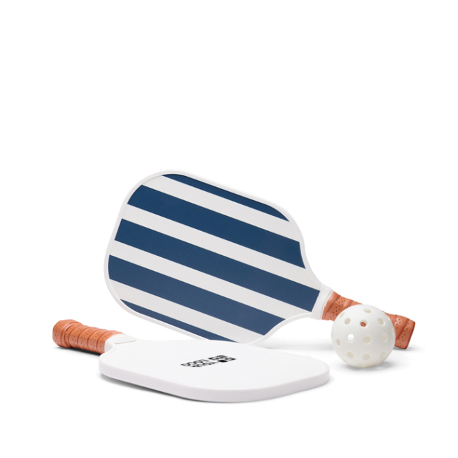 Pickleballset met houten rackets en bal om te spelen