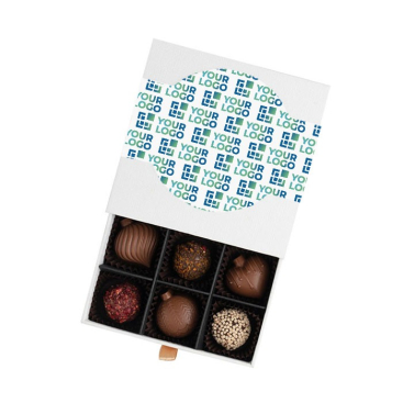 Borstje pralines chocolaatjes in de vorm van een kerstbal