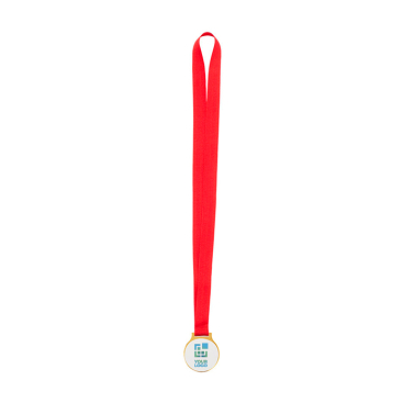Typische metalen medaille met gouden afwerking en rood lint