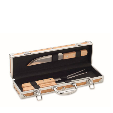 Doos met houten look. Bevat 3-delige barbequeset