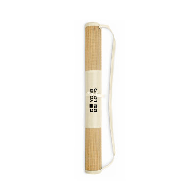 Oprolbaar strandmatje van natuurlijk stro met draagriem