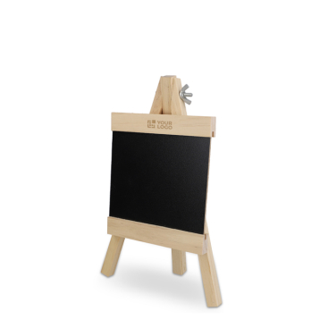 Krijtbord op houten ezel met krijt voor kleine berichten