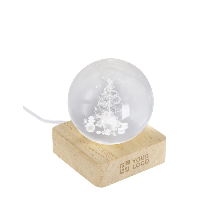 Glazen kerstbol met houten voet en warm licht