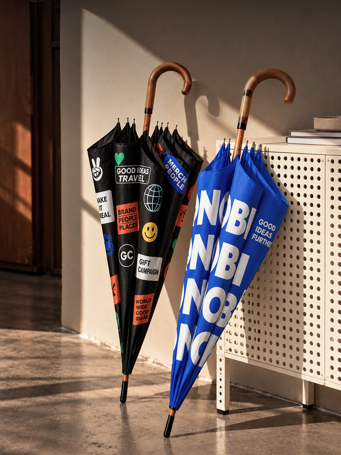 Zwarte en blauwe paraplu’s met merknaam, bedrukt met logo’s en ontwerpen