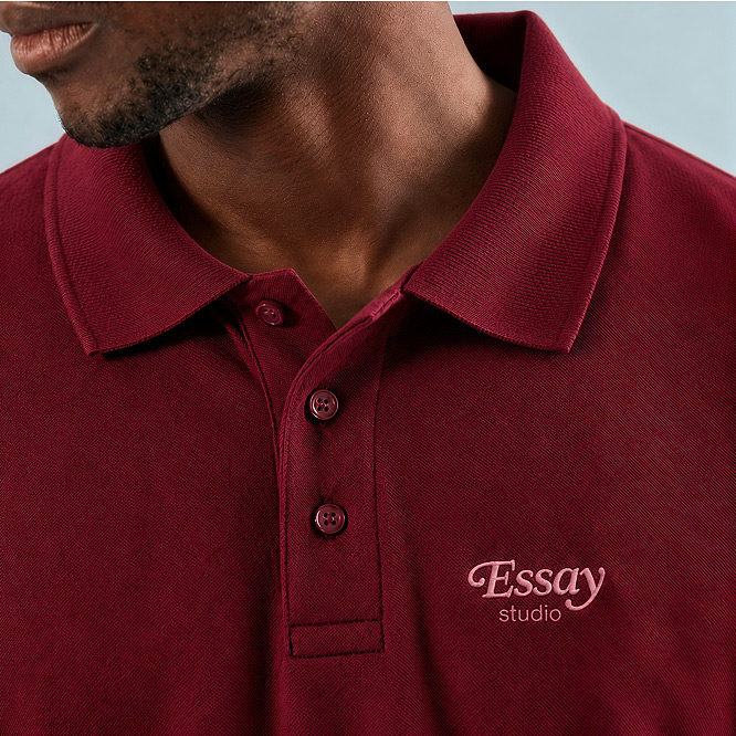 Bordeauxrood poloshirt met een geborduurd logo op de borst
