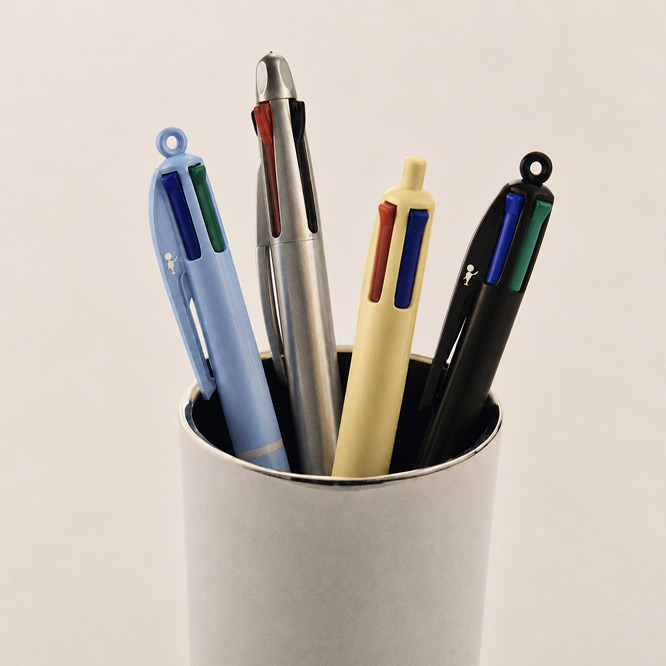 Vierkleurige pennen in blauw, zilver, geel en zwart