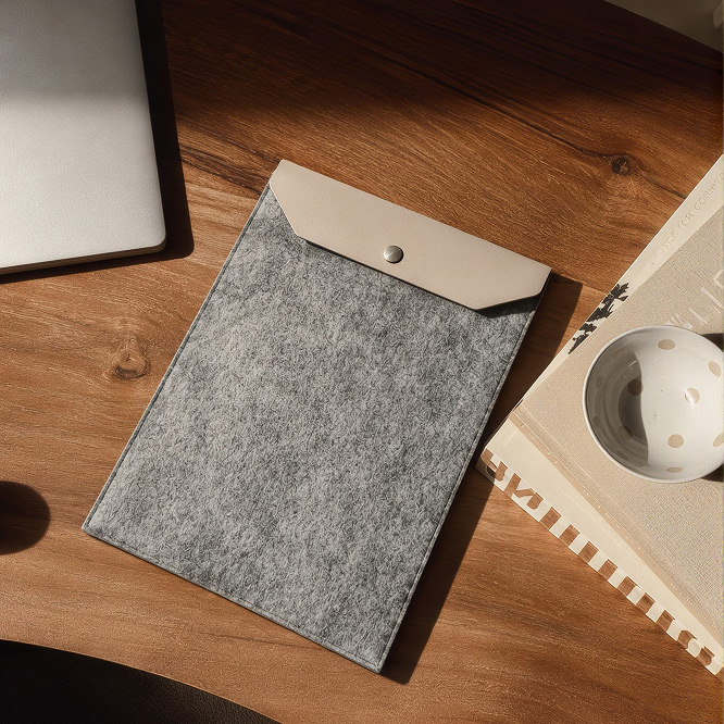 Grijze documenttas van vilt met een beige flap en drukknoopsluiting