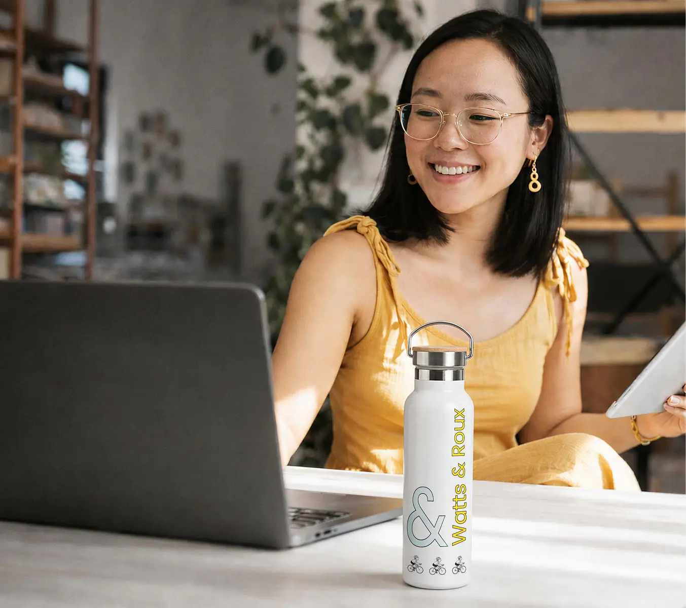 Medewerker met een fles met merknaam in full colour bedrukt